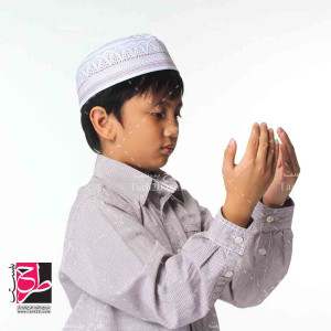 عکس استوک دعای کودک افغان و مسلمان