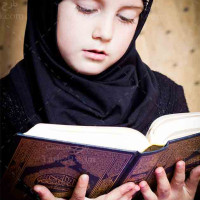 تصویر با کیفیت دختر در حال قرآن خواندن