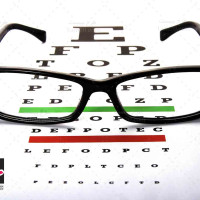 تصویر با کیفیت عینک و تست بینایی سنجی